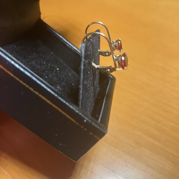 10 Kart Yellow Gold Round Cut Garnet Earrings - Picture 5 of 7